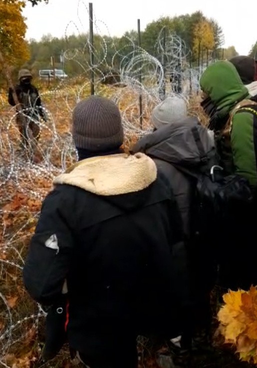 Szturm na granicy polsko-białoruskiej. Imigranci próbują sforsować zasieki! Słychać okrzyki: „Niemcy, Niemcy” [ZDJĘCIA, WIDEO]