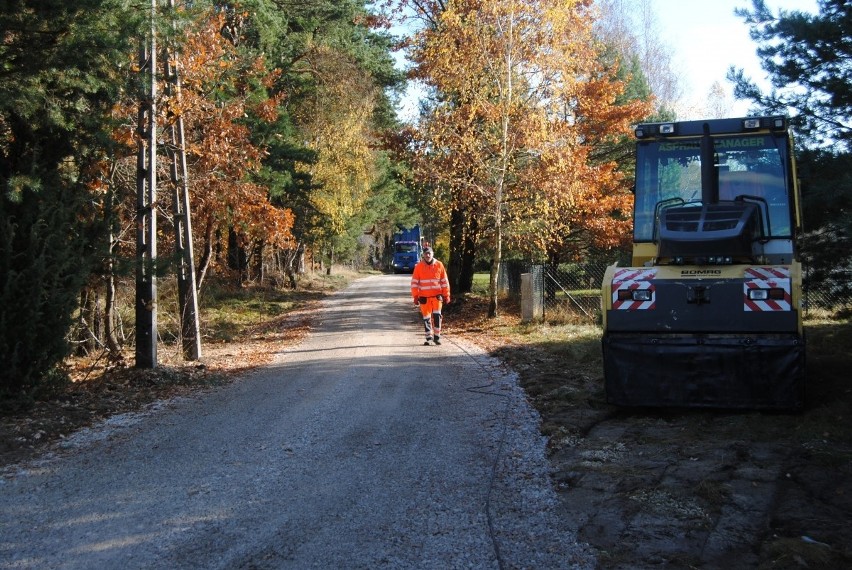 Malownicza droga w Rząbcu w gminie Włoszczowa przechodzi remont (ZDJĘCIA)