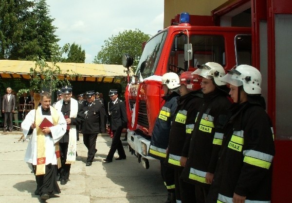 Strażacy OSP z Sośnicy cieszą się z nowych budynku i samochodu bojowego.