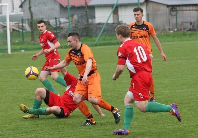 Piłkarze Słowianina Grębów (w pomarańczowych koszulkach) wygrali w meczu na szczycie z Sokołem Nisko i zostali samodzielnym liderem.