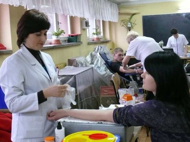 Monika Chrzanowska z klasy III A Liceum Profilowanego oddaje krew do wstępnego badania.