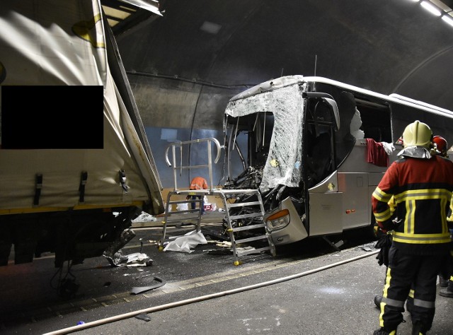 Dramat rozegrał się w sobotę rano, w tunelu na autostradzie A4, przy granicy z Niemcami. Zderzyło się sześć pojazdów – polski autobus, samochód dostawczy, a także cztery samochody osobowe. Autokar pomimo hamowania uderzył w tył samochodu ciężarowego.