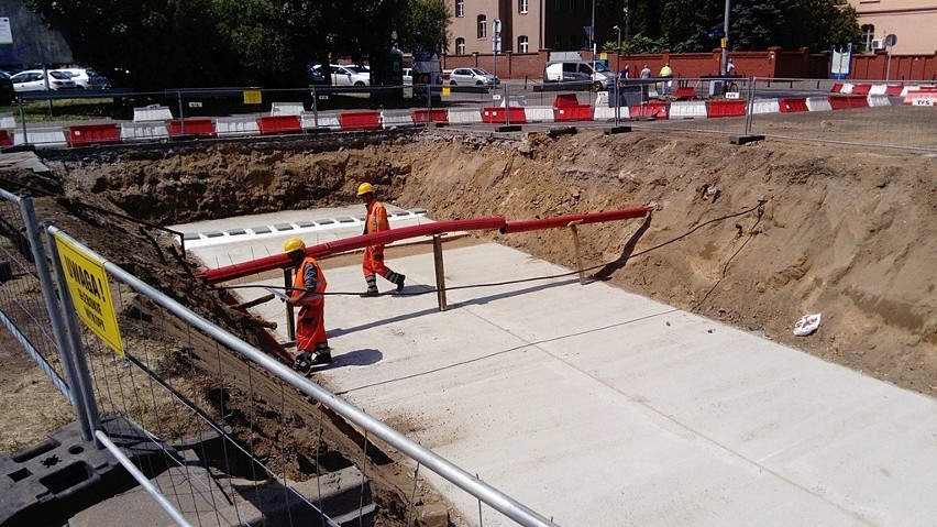 Krajobraz na ul. Długiej zmienił się w ciągu miesiąca...