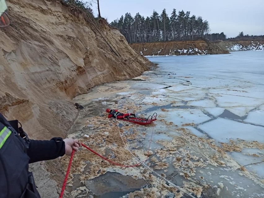 Chrzczony. Pies wpadł do wody i nie mógł się z niej wydostać. Z pomocą ruszyli strażacy. 26.02.2021. Zdjęcia