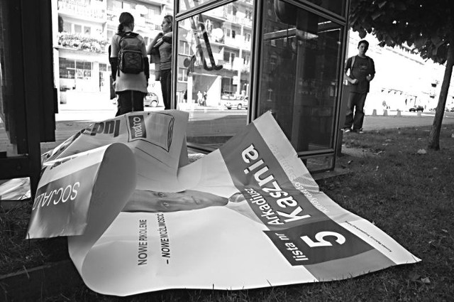 Na przystanku autobusowym przy opolskiej pływalni Akwarium poniewierał się plakat kandydata Socjaldemokracji.