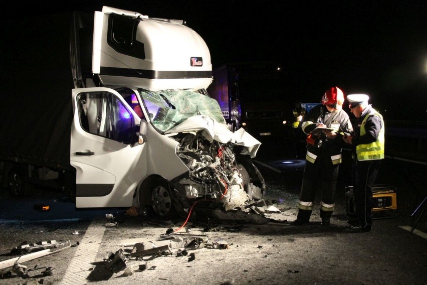 Wypadek na A4. Samochód dostawczy wjechał w cysternę. Jedna osoba uwięziona (ZDJĘCIA)