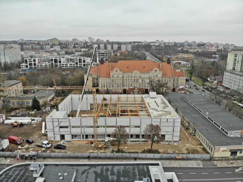 Budowa sali gimnastycznej w Zespole Szkół Elektryczno-Elektronicznych w Szczecinie. Montują już dach [ZDJĘCIA]