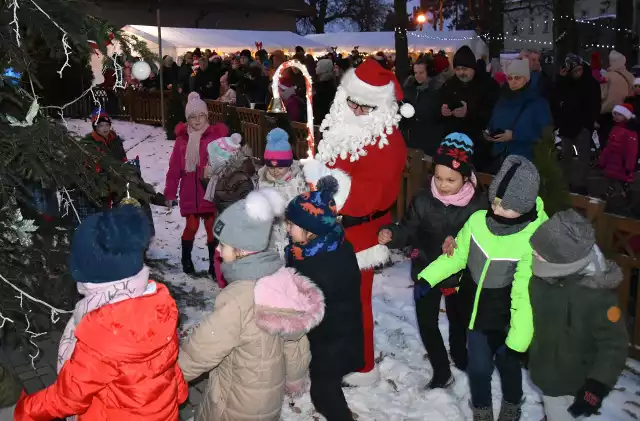 Przed domem kultury w Kowalewie Pomorskim w środę 6 grudnia pojawił się św. Mikołaj, który rozdawał upominki