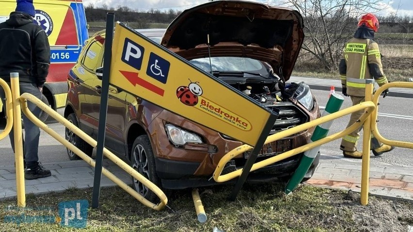 Piątnica. Wypadek dwóch osobówek w południe. Za kółkiem kobiety: jedna trafiła do szpitala, druga była pod wpływem. Ford wbił się w barierki