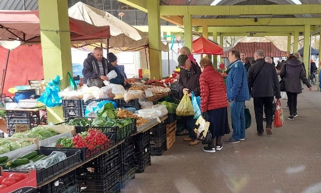 Od 2 do 3 zł za pęczek - tyle kosztowała w czwartek (13 kwietnia) na targowisku Górniak w Łodzi pierwsza krajowa rzodkiewka. W jakich cenach były pozostałe nowalijki?ZOBACZ ZDJĘCIA