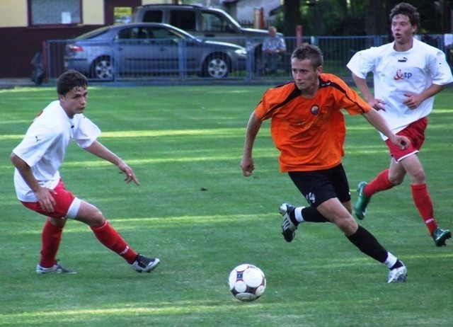 Stal Mielec (pomaranczowe stroje) pokonala 3-0 mlodziezową...