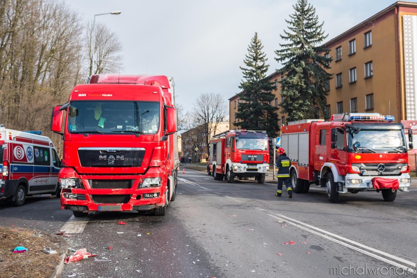 Tarnów. Zderzenie osobówki z tirem. Ranne dzieci