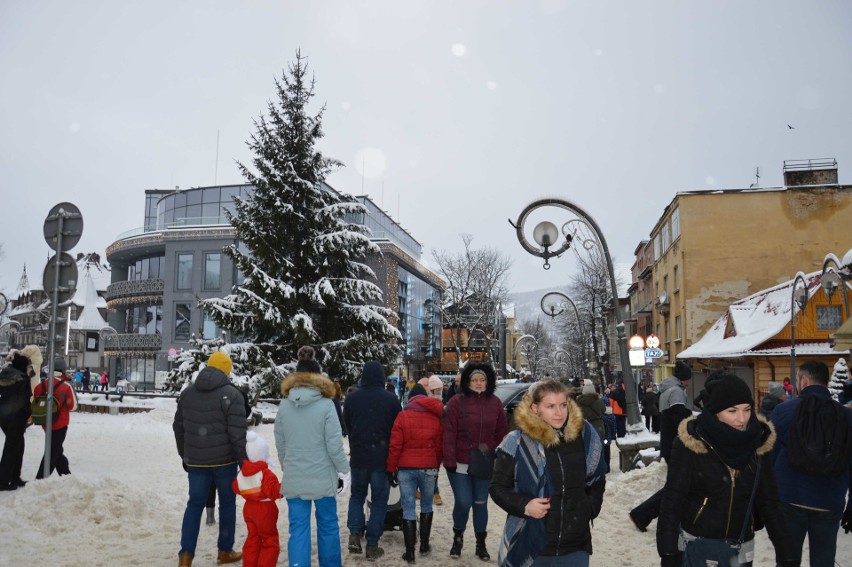 Zakopane zatłoczone. Tysiące turystów. Brakuje wody w kranach [ZDJĘCIA]