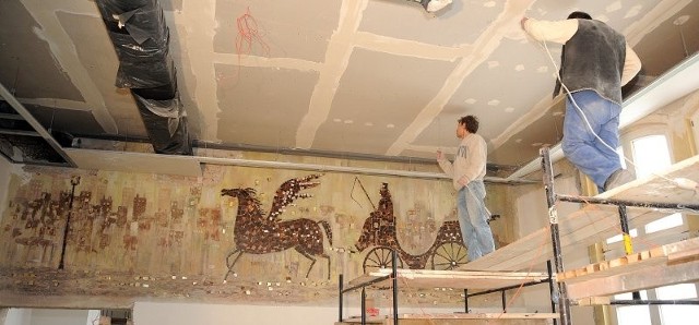 Mozaikę "Zaczarowana dorożka", na początku lat 70. ubiegłego wieku wykonał Henryk Boehlke. To wielkowymiarowe dzieło, częściowo wykonane techniką mozaiki, częściowo malowane. Jak wyjaśniał nieżyjący już artysta, w tamtych czasach brakowało materiałów i pieniędzy, stąd połączenie dwóch technik.