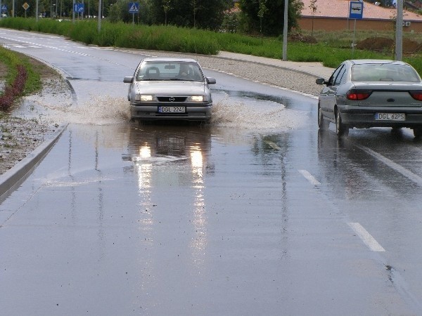 Auta na łuku nowej drogi muszą przedzierać się przez potężne rozlewisko. Woda bywa tam dość głęboka.