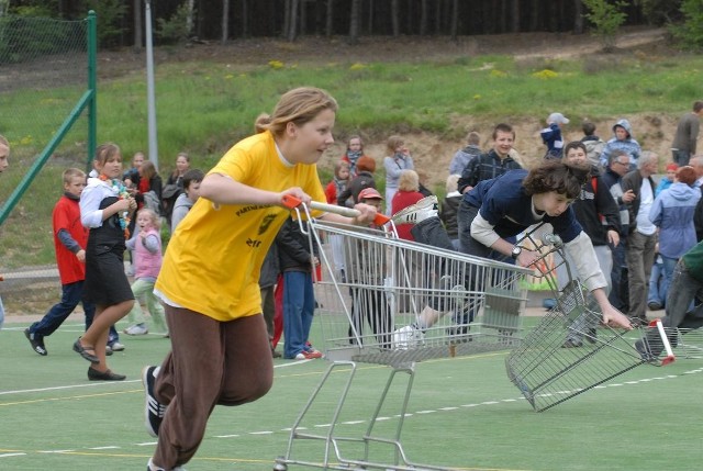 Ania Kusińska z Nietkowic pokazała w czasie turnieju szkół jak w szybkim tempie można zrobić zakupy w supermarkecie