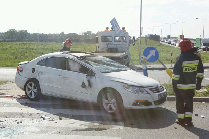 Wypadek na rondzie przy AOW. Dachował volkswagen. Rondo było zablokowane (ZDJĘCIA)