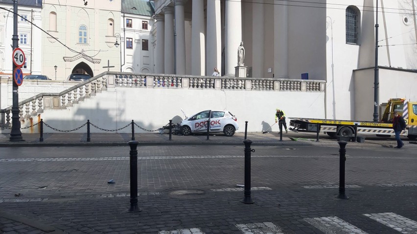 Wypożyczonym samochodem uderzył w mur przy archikatedrze lubelskiej. Był pijany 