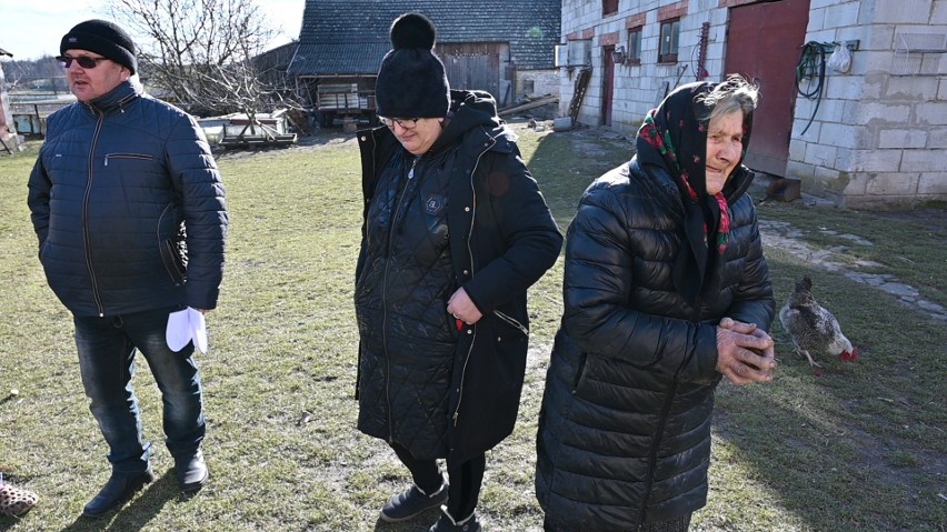 Wielka tragedia rodziny z Młodzaw Dużych koło Pińczowa . Ciało syna godzinami leżało na podwórku pod domem. Padają zarzuty [WIDEO]