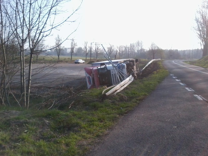 Wypadek w Borkowicach - tir wypadl z drogi.