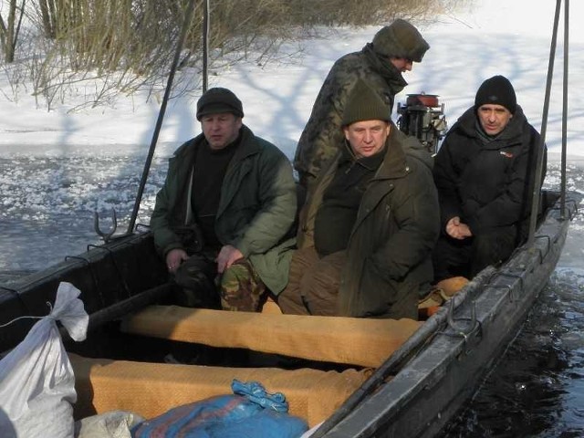 Na zdjęciu starosta Tadeusz Majewski (w środku) w trakcie transportu węgla do swojej posiadłości