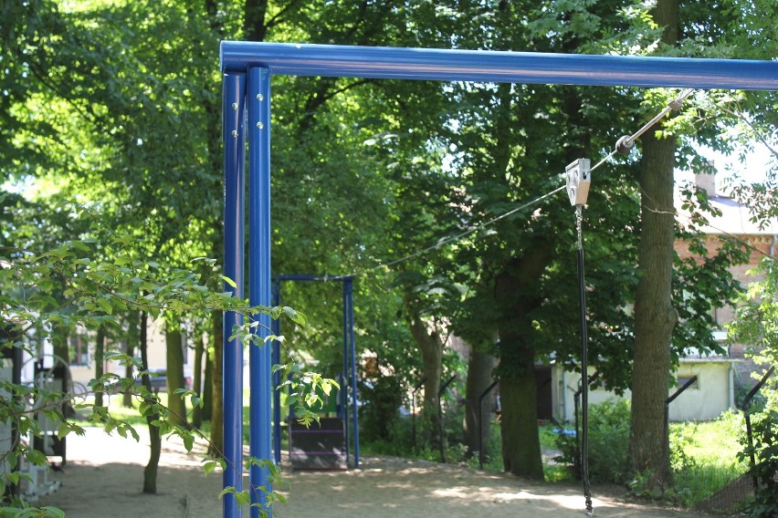 Wandal zniszczył plac zabaw dla dzieci w Przasnyszu. Straty: prawie 17 tys. zł