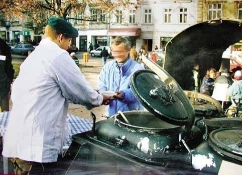 Sobotnie, zimowe wydawania gratisowej grochówki cieszy się sporym powodzeniem przemyślan.