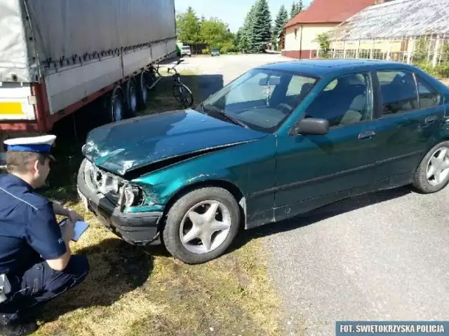 Ucieczka przed policjantami zakończyła się, gdy kierowca bmw wpadł w poślizg przed blokadą policyjną na krajowej siódemce w Skarżysku i uderzył w barierę. Zatrzymany (na mniejszym zdjęciu) resztę nocy spędził w celi w komendzie policji.