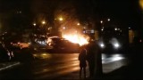 Nocny pożar samochodu w Zielonej Górze. Auto zapaliło się na parkingu przy ul. Kraljevskiej. Zobacz wideo