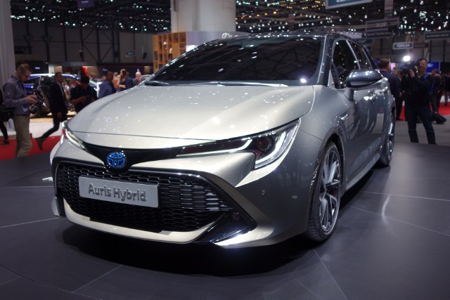 Toyota Auris Na salonie samochodowym w Genewie zadebiutowała Toyota Auris trzeciej generacji, oparta na platformie TNGA. Popularny kompakt ma teraz nowe, bardziej dynamiczne nadwozie oraz zupełnie nowy napęd hybrydowy z silnikiem 2,0 l, który dołączy do dotychczasowej gamy napędów. Fot. Ryszard M. Perczak