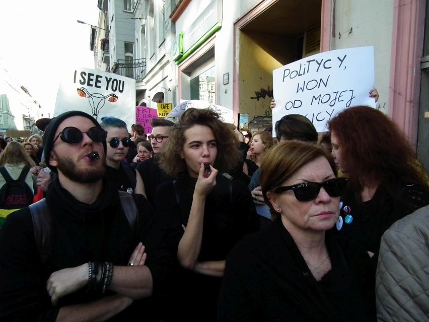 Czarny protest przeciwko ustawie antyaborcyjnej przed...