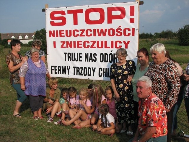 Mieszkańcy Sułowa najbardziej boją się o zdrowie dzieci. Od ponad roku we wsi wiszą banery informujące o sytuacji we wsi.