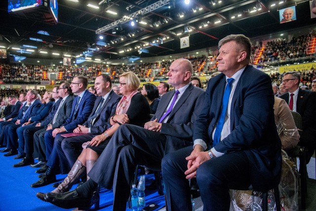 7 grudnia tysiące słuchaczy Radia Maryja znów zjadą do Torunia na urodziny rozgłośni. Impreza znów odbędzie się w Arenie Toruń przy ul. Bema, którą zarządza miejska spółka TIS. Spółka od lat wykazuje milionowe straty...CZYTAJ DALEJ NA KOLEJNYCH STRONACH >>>>>Zobacz także: Przestępcy poszukiwani przez policję z województwa kujawsko-pomorskiego [ZDJĘCIA, RYSOPISY]