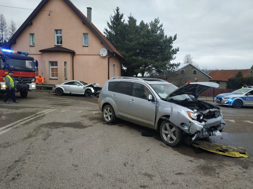 Wieliczki. Groźny wypadek. Czołowe zderzenie na łuku drogi. Sprawca uciekł, ale dzień później sam się zgłosił na policję (zdjęcia)