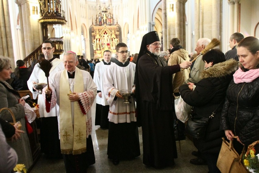 Wielkanoc 2015 w Łodzi. Ekumeniczne święcenie pokarmów w katedrze [ZDJĘCIA+FILM]