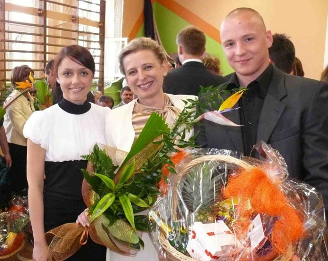 Podczas zakończenia roku szkolnego w I Liceum w Kozienicach uczniowie trzecich klas podziękowali wychowawcom kwiatami i ogromnymi koszami prezentów. Swoją klasę pożegnała Beata Smykiewicz-Różycka (w środku).
