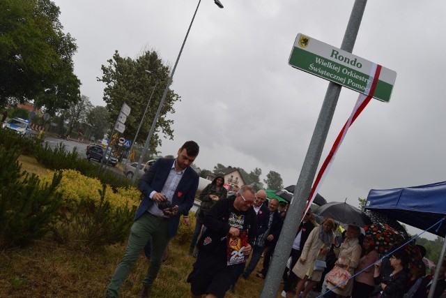 Jerzy Owsiak otworzył w Szczecinku rondo imienia Wielkiej Orkiestry Świątecznej Pomocy. Twórcę i szefa Fundacji Wielkiej Orkiestry Świątecznej Pomocy zaprosił do Szczecinka burmistrz Jerzy Hardie-Douglas, aby Jerzy Owsiak oficjalnie otworzył rondo, któremu patronuje Wielka Orkiestra Świątecznej Pomocy. – Raczej uciekamy od pomnikowości, tam gdzie się nas wymienia, staramy się, aby to było naturalne, było radosne i kipiało energią i myślę, że tak będzie w Szczecinku, gdzie rondo WOŚP będzie czuwało nad bezpieczeństwem – mówił Jurek Owsiak w szczecineckim ratuszu. Radośnie i energetycznie – mimo rzęsistego deszczu - było za to na rondzie WOŚP (znajduje się na wylocie ze Szczecinka w dzielnicy Trzesieka) gdzie na dyrygenta Orkiestry czekał spory tum sympatyków. Wśród nich wielu wolontariuszy, którzy co roku zbierają pieniądze do puszek WOŚP i organizują różne wydarzenia. Młodzi ludzie byli zachwyceni spotkaniem ze swoim idolem, każdy chciał sobie zrobić zdjęcie i uściskać prezesa orkiestrowej Fundacji. Więcej w sobotnim, papierowym wydaniu Głosu Koszalińskiego oraz na plus.gk24.pl