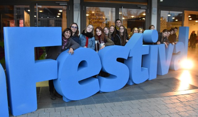 Tyle się działo na 28. FilmFestival Cottbus 2018! W imprezie uczestniczyli uczniowie i pedagodzy V LO im. K. Kieślowskiego w Zielonej Górze. „Gazeta Lubuska” pokazała swoje dwa dokumenty: „Kresy” i „Wydarzenia Zielonogórskie 1960. Bitwa o Dom Katolicki”. W jury konkursu głównego zasiadała reżyserka Anna Jadowska (Grand Prix 27. FFC za „Dzikie róże”), a gościem ceremonii otwarcia był Waldemar Pokromski - mistrz filmowej charakteryzacji (m.in. „Zimna wojna”)