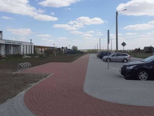 W Słomnikach nowymi ścieżkami można dojechać do parkingów przy przystankach szybkiej kolei i autobusów aglomeracyjnych