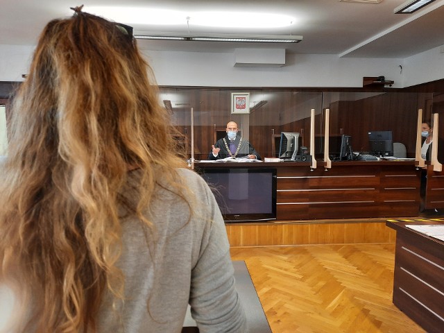 Proces 43-letniej Moniki N. spod Prudnika ruszył właśnie przed Sądem Okręgowym w Opolu, ale oskarżona nie pojawiła się na sali rozpraw. Jednym ze świadków była pracownica banku (na zdjęciu).
