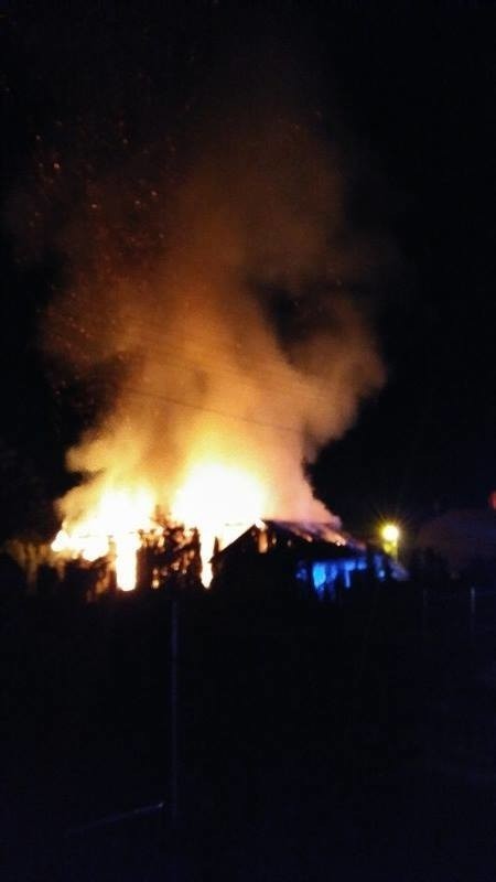 Pożar stodoły i budynku gospodarczego w Nienadowej [ZDJĘCIA INTERNAUTY]