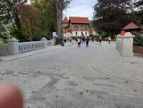 Remont deptaka w Krynicy-Zdrój trwa, ale nie odstrasza turystów. Mimo prac w uzdrowisku w słoneczne dni są tłumy [ZDJĘCIA]