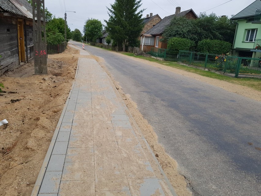 Gmina Jasionówka. Trwa budowa drogi, nowy chodnik budzi wielkie emocje. "Tędy nie da się normalnie przejść" (zdjęcia)