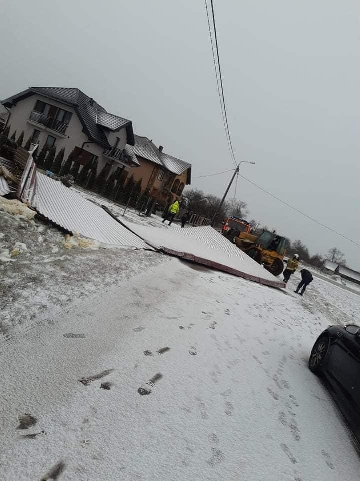 Burza śnieżna w powiecie ostrołęckim, ostrowskim i makowskim. Zerwany dach budynku mieszkalnego, połamane drzewa. 17.01.2022