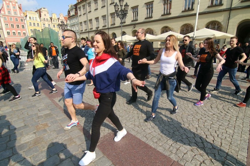 Salsa jest popularna we Wrocławiu. Można tańczyć ją...