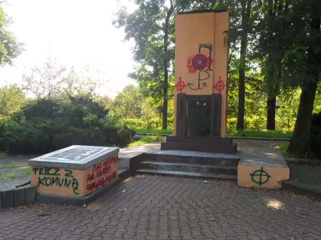 Zdewastowany pomnik żołnierzy radzieckich