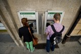 Sprawdź czy Twój bankomat padł ofiarą złodziei kopiujących karty płatnicze [LISTA]
