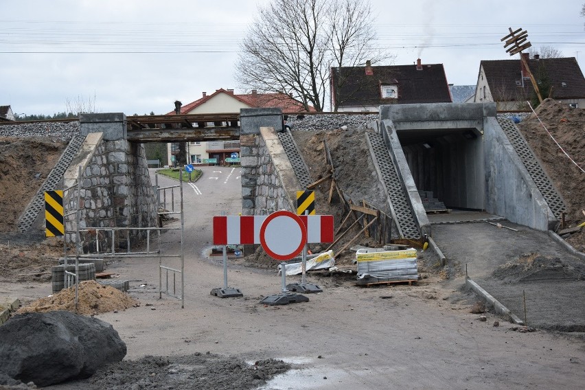 Wiadukt kolejowy w Kępicach jest przebudowie. Obok powstaje...