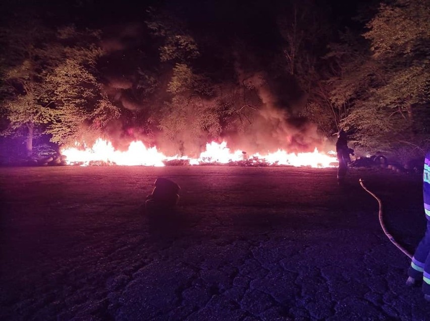 Pożar przy S8 w gminie Zabrodzie. Paliły się opony.  W akcji gaśniczej brały udział dwie jednostki Ochotniczej Straży Pożarnej. Zdjęcia