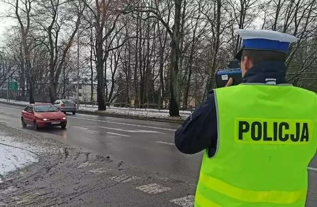 Blisko 300 kierujących skontrolowali policjanci Wydziału Ruchu Drogowego KMP w Słupsku, kt&oacute;rzy w miniony weekend pełnili służbę na drogach powiatu słupskiego.